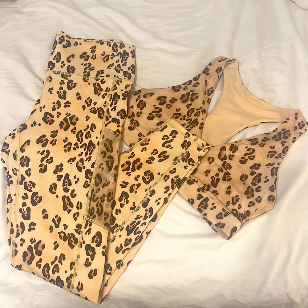 Fabletics Printed Activewear Set. Size Medium. - image 5